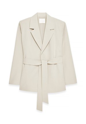 Beež bleiser, millel on lõikega krae, pikad varrukad ja eneseseo vöö. Valmistatud siledast kangast, millel on puhtad jooned ja struktureeritud siluett.