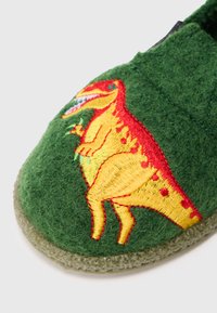 Chinelo verde em feltro com um vibrante design de dinossauro bordado em amarelo e vermelho. Bico arredondado com sola texturizada para melhor aderência.