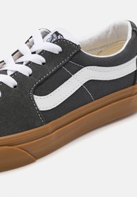 Vans SK8 LOW UNISEX - Sneakers - grey/true white
