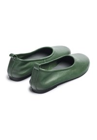 Ballerine in pelle verde dalla texture liscia, punta arrotondata e suola nera in gomma bassa. Presentano un inserto sul retro per facilitare la calzata.