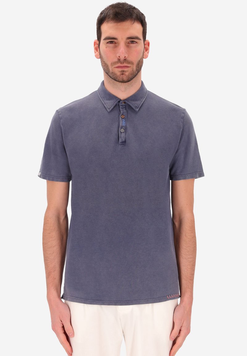 Polo shirt blu navy in cotone, con placket a bottoni, maniche corte e orlo dritto con un piccolo logo sul fondo.