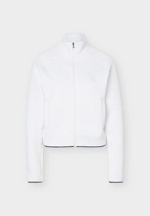 Bílá bunda na celopropínací zip s vysokým límcem, dlouhými rukávy, bočními kapsami a jemným černým lemováním na manžetách a spodním okraji.