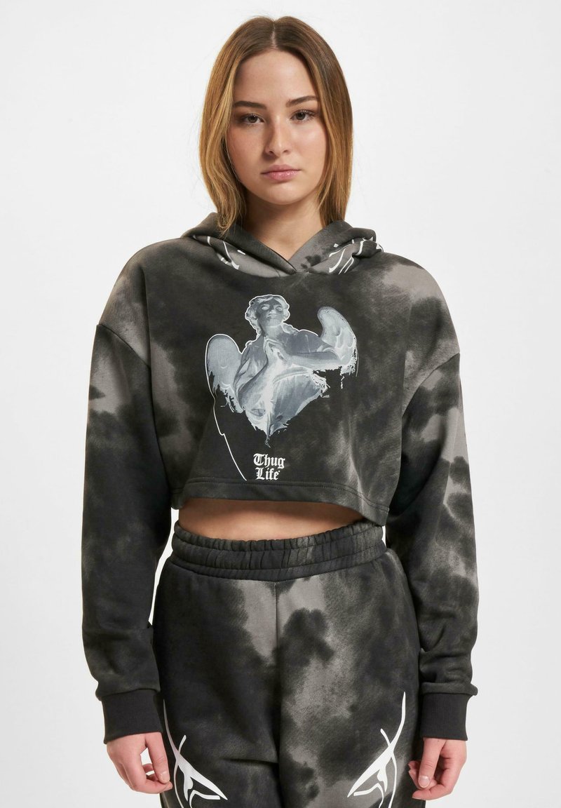 Cropped mikina s čiernym tie-dye vzorom a potlačou anjela spolu s textom "Thug Life". Vyrobená z mäkkého materiálu, s kapucňou na sťahovanie.