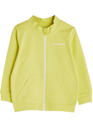 Gele kindertrui met ritssluiting, witte ritssluiting, voorzakken en tekst "POSITIEVE ENERGIE" op de borst.