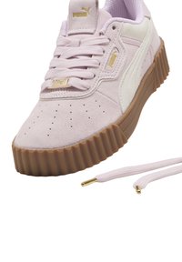 Sneaker in suede rosa chiaro con dettagli bianchi, suola in gomma spessa e logo dorato. Include lacci abbinati con aglette dorate.