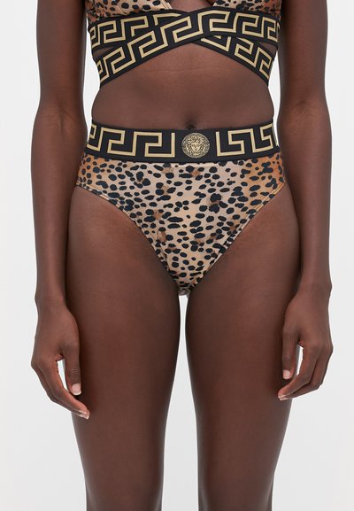 Bikini z wysokim stanem w leopardzi wzór z czarnym paskiem, na którym znajduje się złoty grecki wzór oraz emblemat Meduzy na środku.