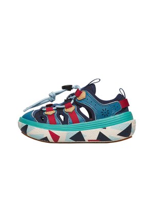 Sandalo sportivo per bambini con tomaia turchese e blu navy, cinturini rossi e suola bianca con motivi geometrici blu e rossi.