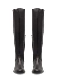 Stivali alti in pelle nera con una texture liscia, punte rotonde, cerniere laterali e dettagli di cucitura minimi.
