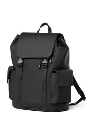 Schwarzer Leder-Rucksack mit Frontklappe, zwei Seitentaschen mit Klappen, verstellbaren Schulterriemen und oberem Tragegriff.