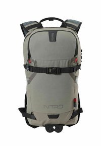 Zaino in tessuto grigio con accenti neri, spallacci regolabili, chiusura con fibbia e logo. Presenta un design snello e una tasca frontale con zip.