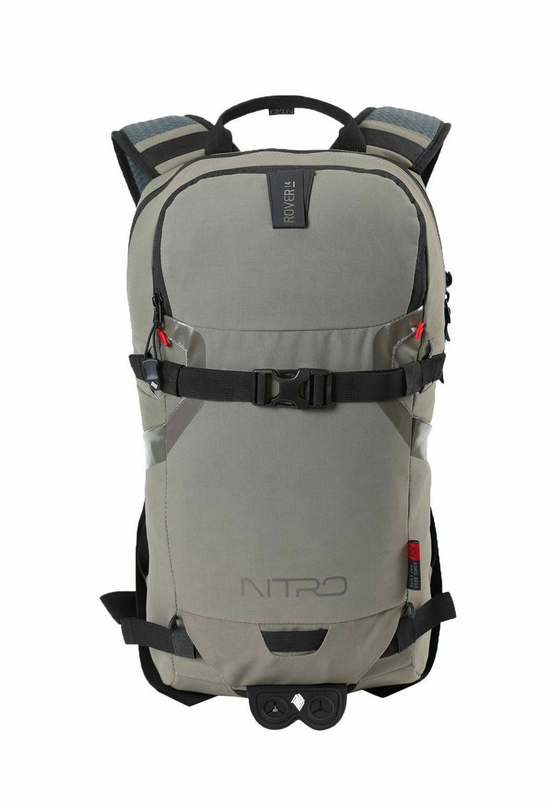 Zaino in tessuto grigio con accenti neri, spallacci regolabili, chiusura con fibbia e logo. Presenta un design snello e una tasca frontale con zip.