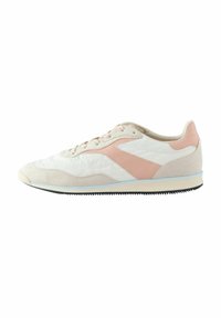 Des chaussures de sport avec une tige en cuir blanc et des accents en daim rose, des panneaux texturés et une semelle en caoutchouc bleu clair avec un profil noir.