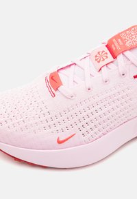 Nike Performance INTERACT RUN SE jasnoróżowy