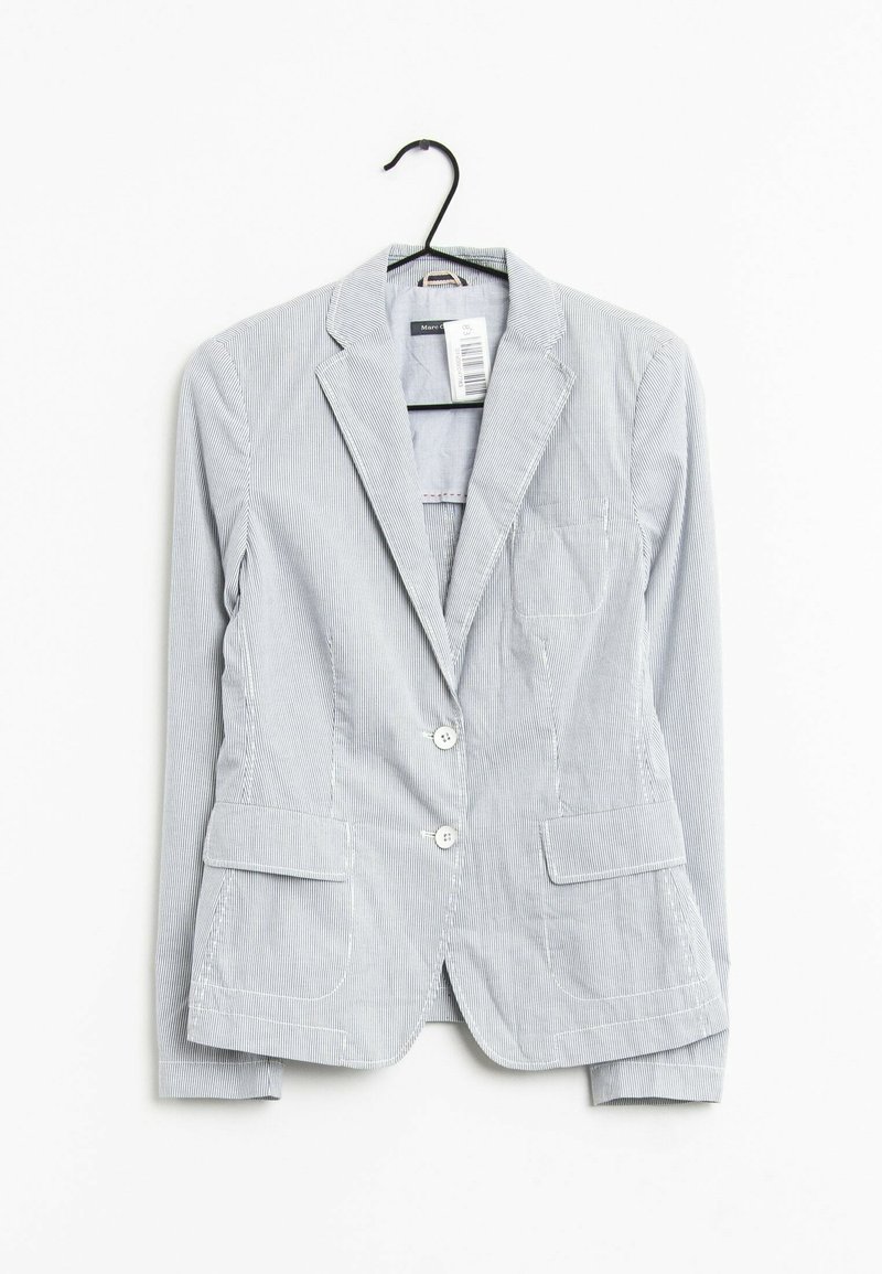 Ljusgrå blazer med vertikala vita ränder, två framfickor, en ficka på bröstet och två vita knappar framtill. Hänger från en krok.
