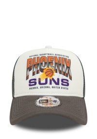 Weiße Baseballmütze mit grauem Netzrücken. Mit dem Logo "PHOENIX SUNS" in Orange und Lila, Basketballgrafik und verstellbarem Snapback-Verschluss.