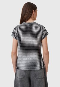 T-shirt rayé noir et blanc à manches courtes, col rond et coupe décontractée, vu de dos. Le matériau semble léger.