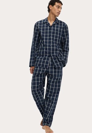 Dunkelblau kariertes Pyjama-Set mit langärmligem, zum Knöpfen geeignetem Hemd und passender Hose. Der Stoff hat eine glatte Textur und eine strukturierte Passform.