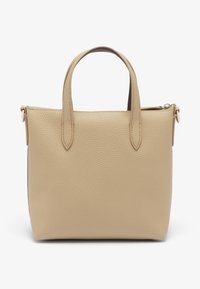 Borsa a mano in pelle beige con una texture a chicchi, doppi manici superiori e chiusura con zip. Design compatto rettangolare con dettagli hardware minimi.