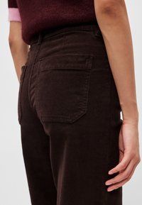 Καφέ τζιν κορντόροι με ψηλή μέση, straight γραμμή και πίσω τσέπες με λεπτή υφή ρίνων.