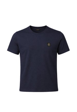 T-shirt blu navy a maniche corte con scollo rotondo e una piccola toppa con logo nero e dorato sul petto a sinistra.