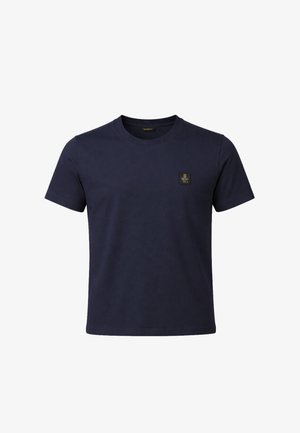 T-shirt blu navy a maniche corte con scollo rotondo e una piccola toppa con logo nero e dorato sul petto a sinistra.