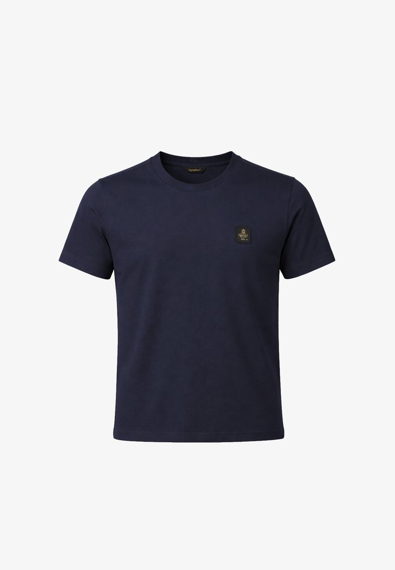 T-shirt blu navy a maniche corte con scollo rotondo e una piccola toppa con logo nero e dorato sul petto a sinistra.