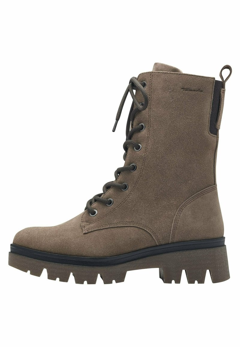Botas de ante marrón con cordones, puntera redonda, suela de goma resistente y una lengüeta para tirar; cuenta con ojales de metal y una superficie texturizada.