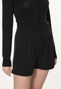 INFLUENCER WIDE LEG - Shorts - black