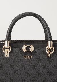 Mala estruturada preta com tecido texturizado, alça trançada e hardware dourado. Apresenta um logotipo proeminente e fecho com zíper.