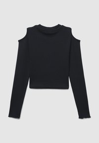 Top corto nero a maniche lunghe realizzato in tessuto morbido, con spalle scoperte, scollo rotondo e dettagli con orlo sfilacciato.