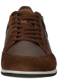 Sneaker in suede e pelle marrone con accenti in tessuto, dotato di lacci marroni, una suola bianca e una cerniera laterale per un facile accesso.