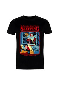 Camiseta negra de manga corta con un gráfico colorido que muestra a Santa en una ventana y a un niño en la cama, texto: "Él te ve cuando duermes."