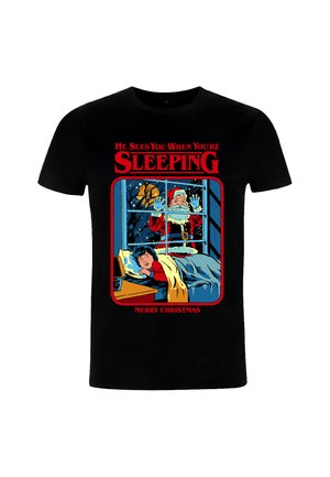 Schwarzes T-Shirt mit kurzen Ärmeln, das ein farbenfrohes Grafikdesign zeigt: Santa am Fenster und ein Kind im Bett, mit dem Text: "Er sieht dich, wenn du schläfst."