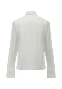 Camicia bianca a maniche lunghe con colletto classico, texture liscia e polsini con bottoni. Nessun motivo o decorazione visibile.