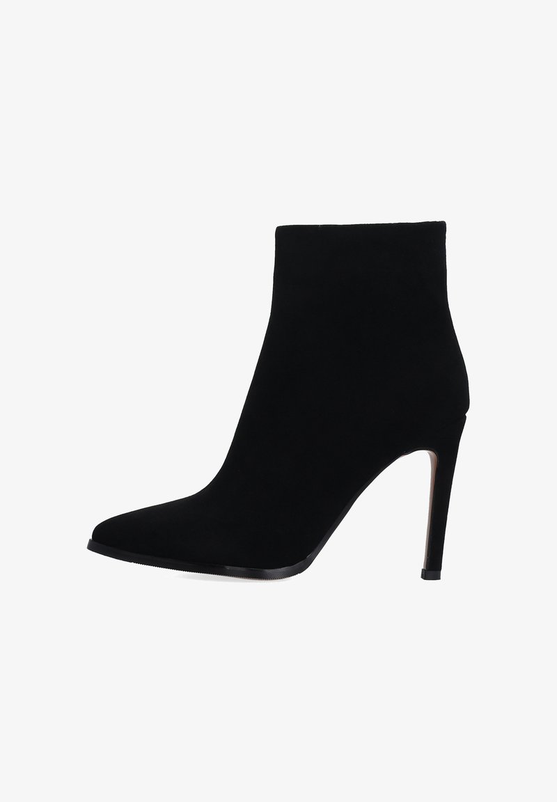 Czarne zamszowe półbuty na kostkę z ostrym noskiem i wysokim obcasem w szpic. Gładka tekstura o smukłej sylwetce, bez widocznych elementów metalowych czy ozdób.