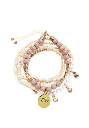 Multistrang-Armband aus zarten beigefarbenen und weißen Perlen, rosa marmorierten Steinen, goldenen Akzenten und einem Anhänger, der mit "Liebe" graviert ist.