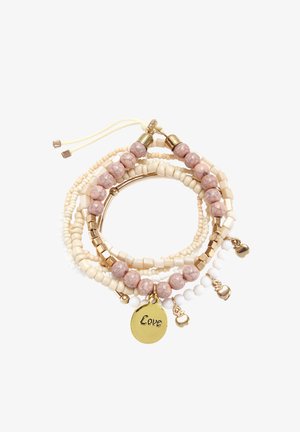 Multistrang-Armband aus zarten beigefarbenen und weißen Perlen, rosa marmorierten Steinen, goldenen Akzenten und einem Anhänger, der mit "Liebe" graviert ist.