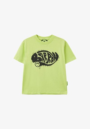 T-shirt verde chiaro a maniche corte con testo stilizzato nero "BIRRAY" e una piccola grafica di un volto rotondo sotto il testo, sul davanti.