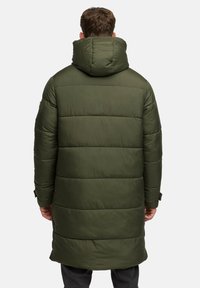 Zielonooliwkowy puchowy płaszcz z wysokim kapturem, pikowanym wzorem i długą długością oraz regulowanymi mankietami.