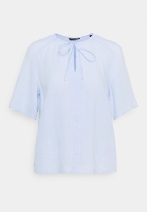 Lichtblauw blouse met korte mouwen, ronde hals en een sleuteloog aan de voorkant, vastgeknoopt met een strik, gemaakt van lichtgewicht stof.