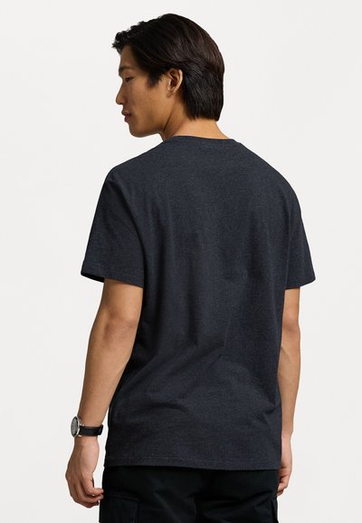Tricou din bumbac de culoare gri închis, cu mâneci scurte și gât rotund, văzut din spate. Țesătura pare netedă, cu o textură subtilă.