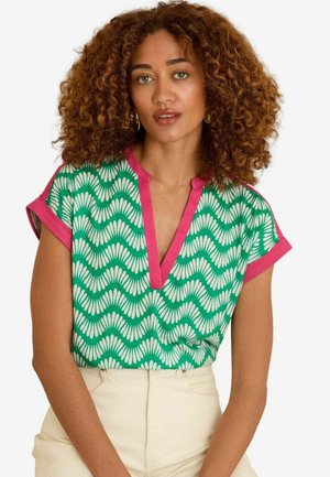 Korte mouwen groene top met een wit golfpatroon, roze afwerking bij de halslijn en mouwen, losse pasvorm en lichtgewicht stof.