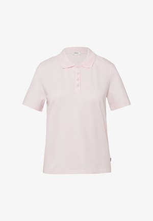 Jasnoróżowa koszulka polo z krótkim rękawem, kołnierzykiem i czterema guzikami z przodu, przedstawiona na białym tle.