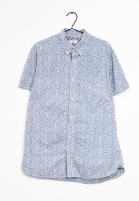 Camisa de manga corta en azul claro con un patrón floral blanco, con botones en la parte delantera, cuello y dobladillo curvado. La tela parece ligera y suave.