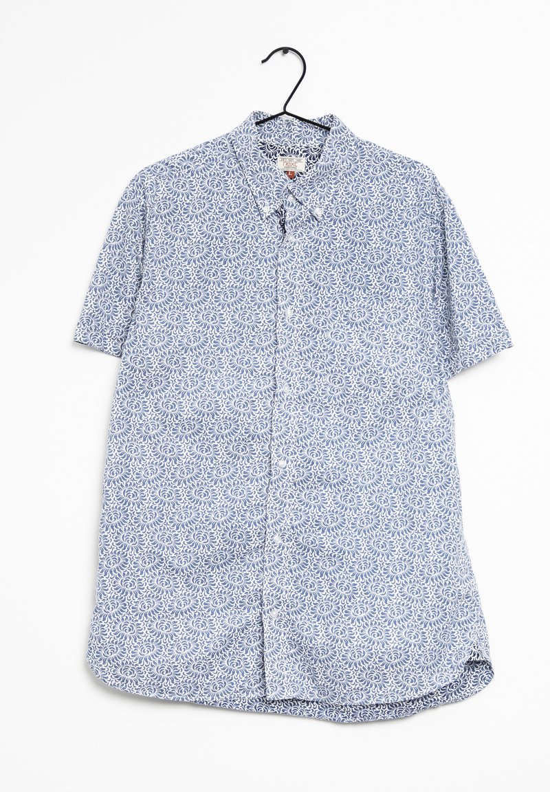 Camisa de manga corta en azul claro con un patrón floral blanco, con botones en la parte delantera, cuello y dobladillo curvado. La tela parece ligera y suave.