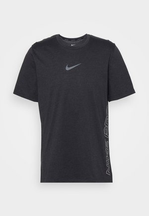 Ciemnoszary T-shirt Nike Pro z krótkim rękawem, z małym szarym logo Nike na piersi i pionowym napisem "NIKE PRO" z boku.