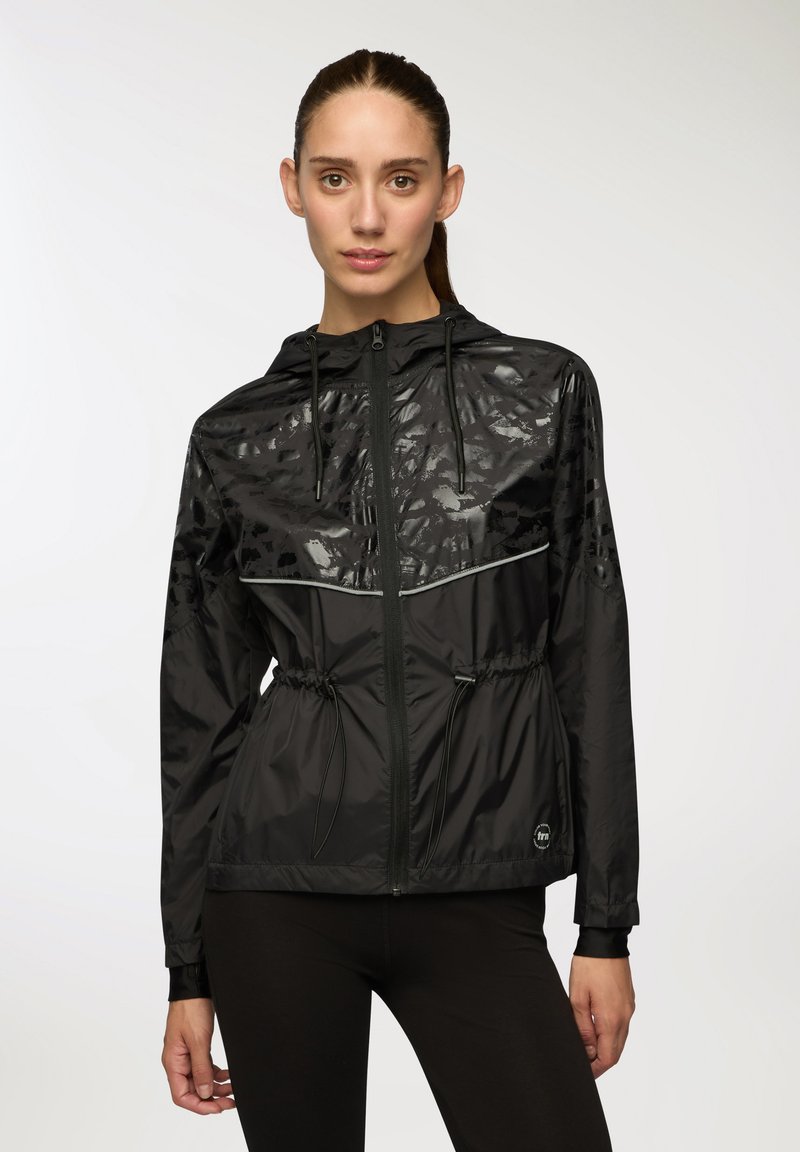 Czarna rozpinana kurtka z kapturem o błyszczącej teksturze, z zasuwaną zapięciem na zamek, ściągaczem w talii, odblaskowymi akcentami i długimi rękawami.