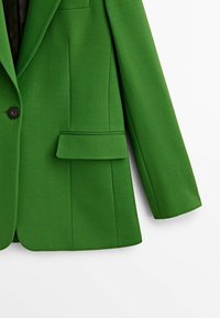 Zielony żakiet z teksturowanej tkaniny, z pojedynczym czarnym guzikiem, klapami w kształcie notcha oraz boczną kieszenią o dopasowanym kroju.