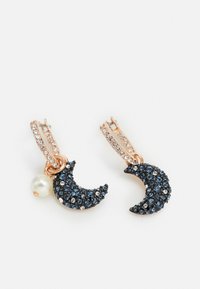 Boucles d'oreilles créoles en or rose ornées de rhinestones bleus et transparents, avec des formes de croissant de lune et un accent en perle blanche.