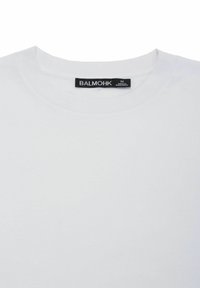 Biała koszulka typu crewneck wykonana z bawełny o gładkiej fakturze. Posiada czarną metkę z nazwą marki "BALMOHK" oraz rozmiarem "M."